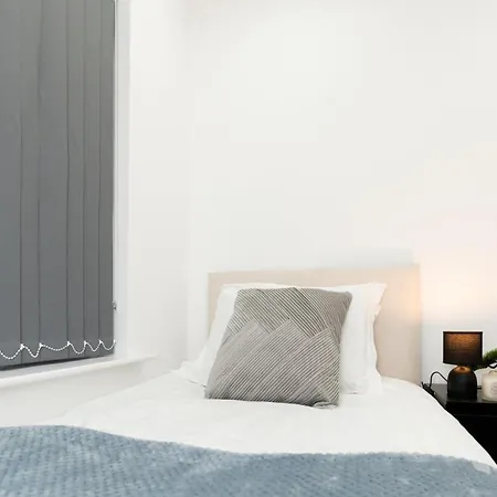 Grovehall House - Sleeps 7 - 4 Bedrooms Apartment