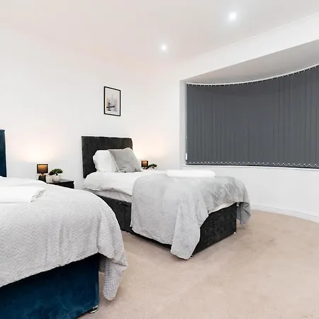 Apartment Grovehall House - Sleeps 7 - 4 Bedrooms Leeds (West Yorkshire)