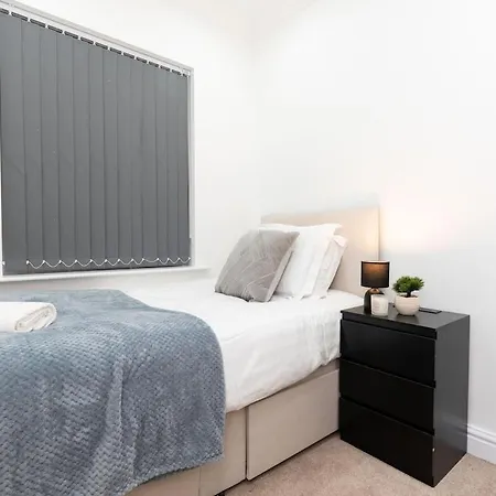 Grovehall House - Sleeps 7 - 4 Bedrooms Leeds (West Yorkshire)