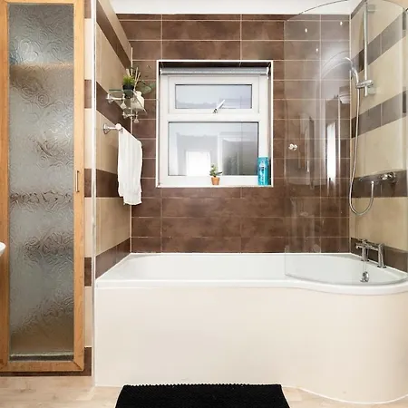 Grovehall House - Sleeps 7 - 4 Bedrooms