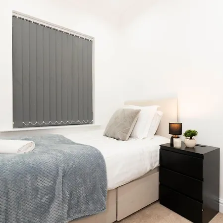 Grovehall House - Sleeps 7 - 4 Bedrooms Apartment
