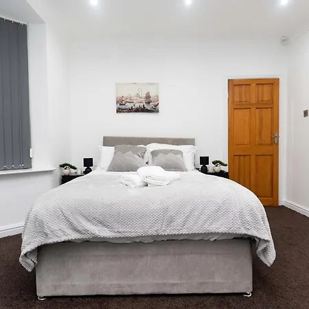 Grovehall House - Sleeps 7 - 4 Bedrooms Apartment *