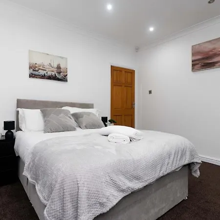 Grovehall House - Sleeps 7 - 4 Bedrooms *