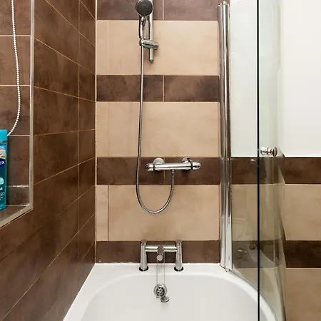 Apartment Grovehall House - Sleeps 7 - 4 Bedrooms *